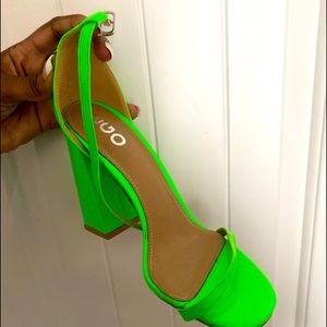 Size 8.5 Neon green thick heel shoes